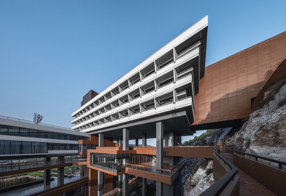 从崖壁上的栈道回看酒店©文沛 xuzhou garden expo park dangkou hotel