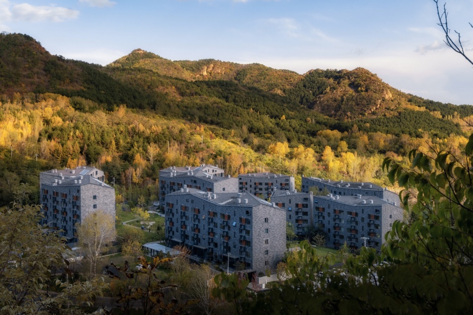 位于山谷东侧山麓得雾灵山一期社区 ©栾祺 the first phase of the aranya wuling mountain community landscape