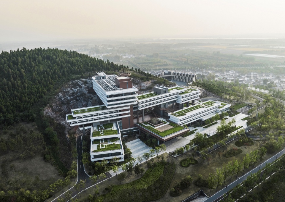 化整为零的建筑体量遮挡住破损的崖壁©文沛 xuzhou garden expo park dangkou hotel