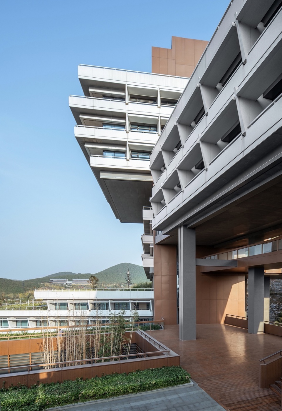 探向北侧悬水湖的屋顶平台和客房阳台©文沛 xuzhou garden expo park dangkou hotel