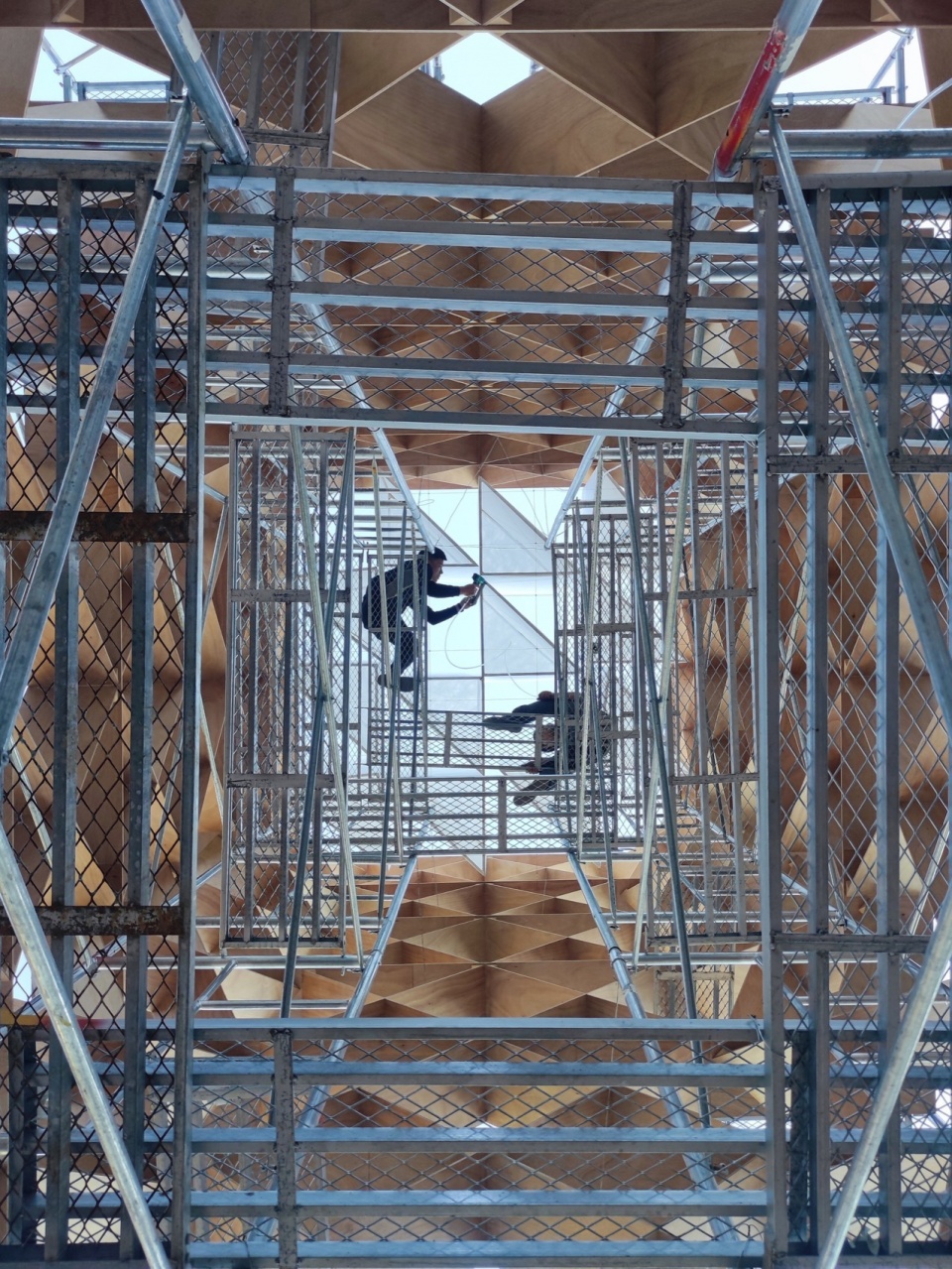 施工过程:火塔内部脚手架Construction process Scaffolding inside the Tower 糖舍提供