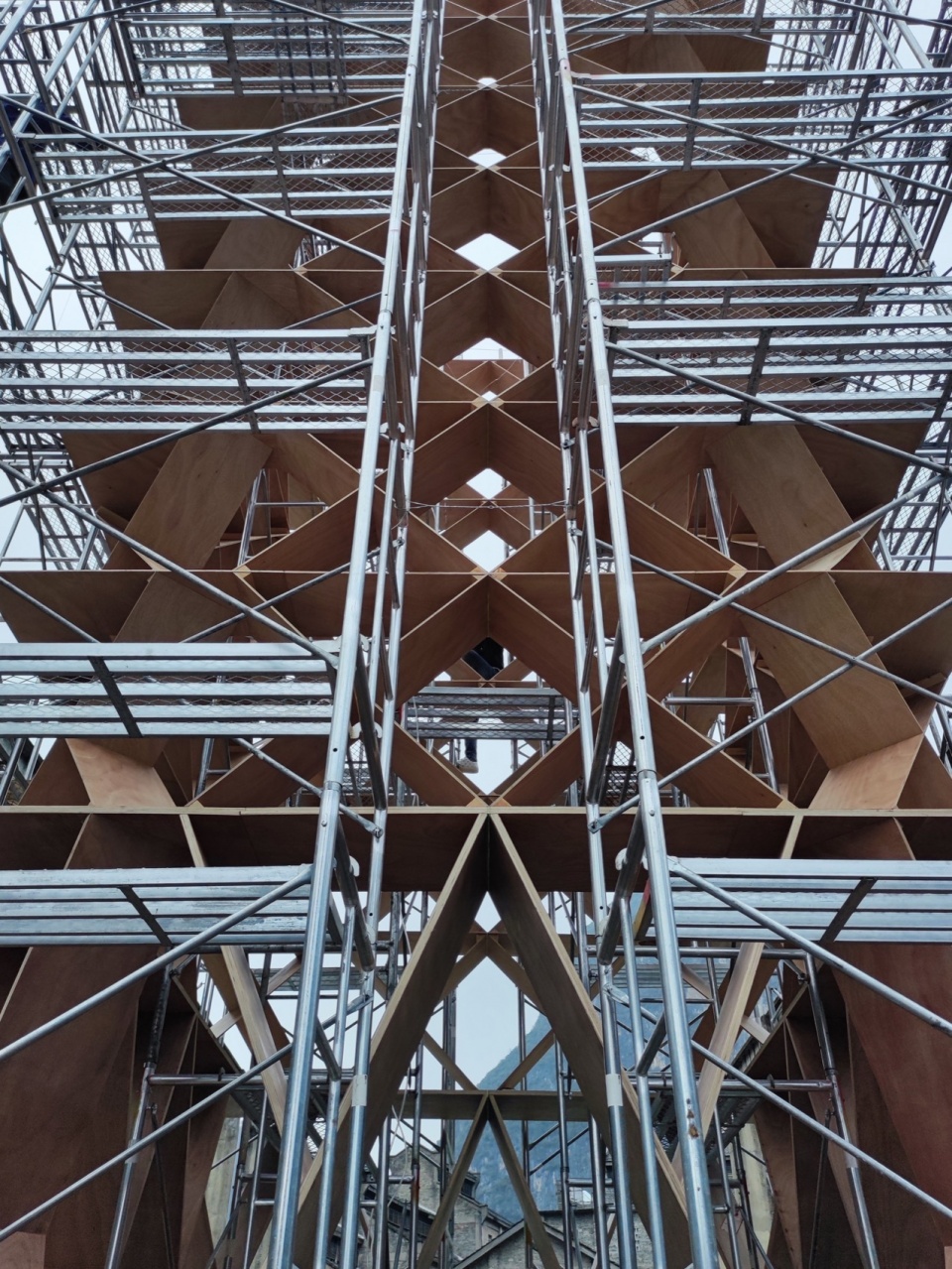 施工过程:火塔外部脚手架Construction process Scaffolding on the outside of the Tower 糖舍提供