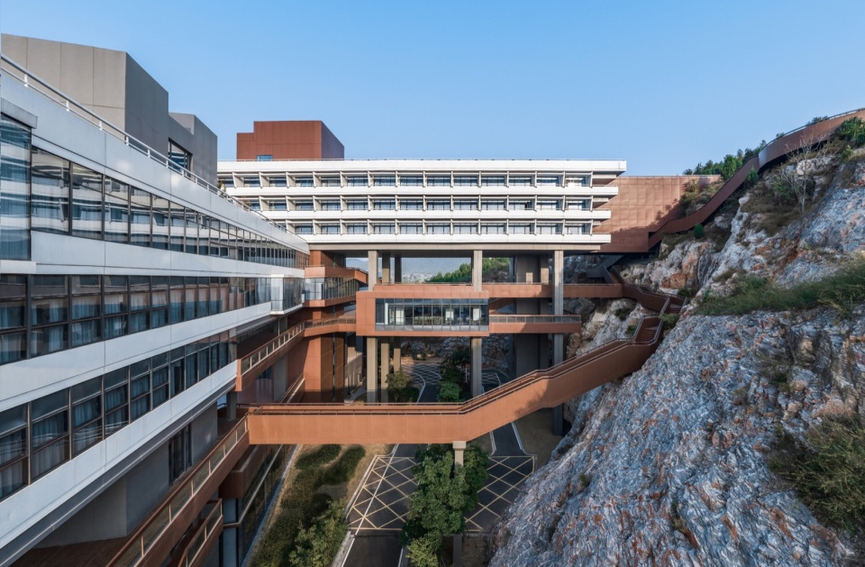 栈道串联起酒店和山体上的各层平台©文沛 xuzhou garden expo park dangkou hotel