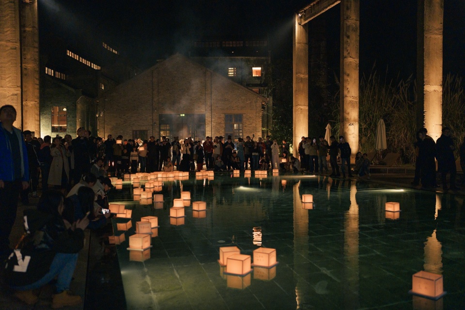 聚在塔下迎接新年的人群 Crowds gathered under the Tower to celebrate New Year ©何俊杰