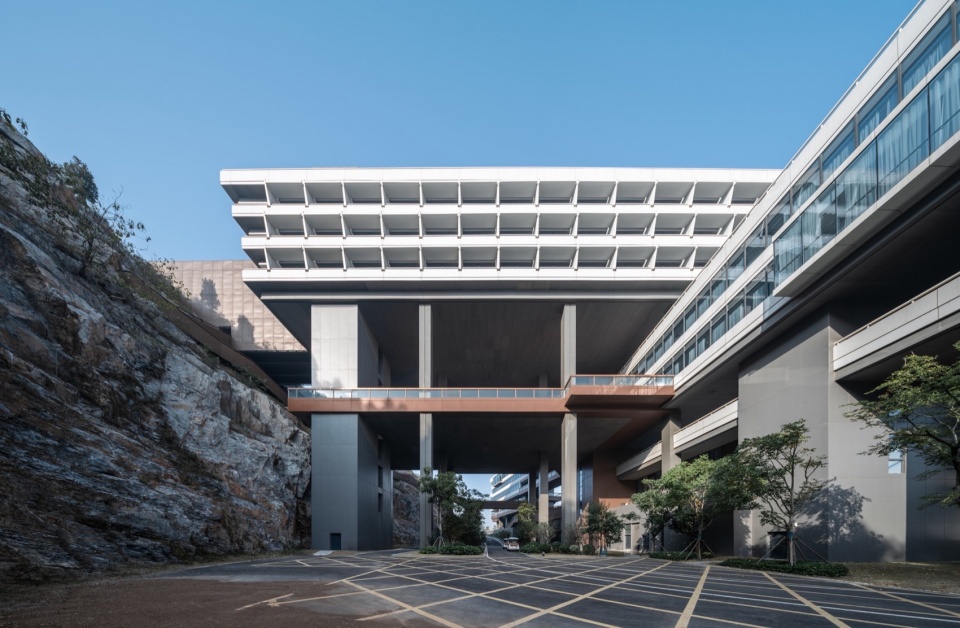 部分建筑体量搭接于山体之上©文沛 xuzhou garden expo park dangkou hotel