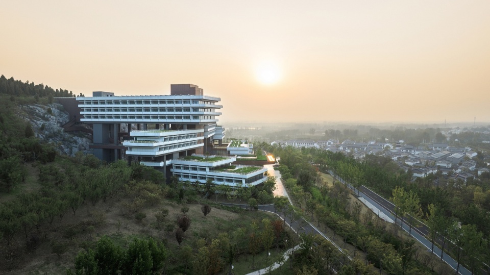 酒店依附山体远眺园博园©文沛 xuzhou garden expo park dangkou hotel