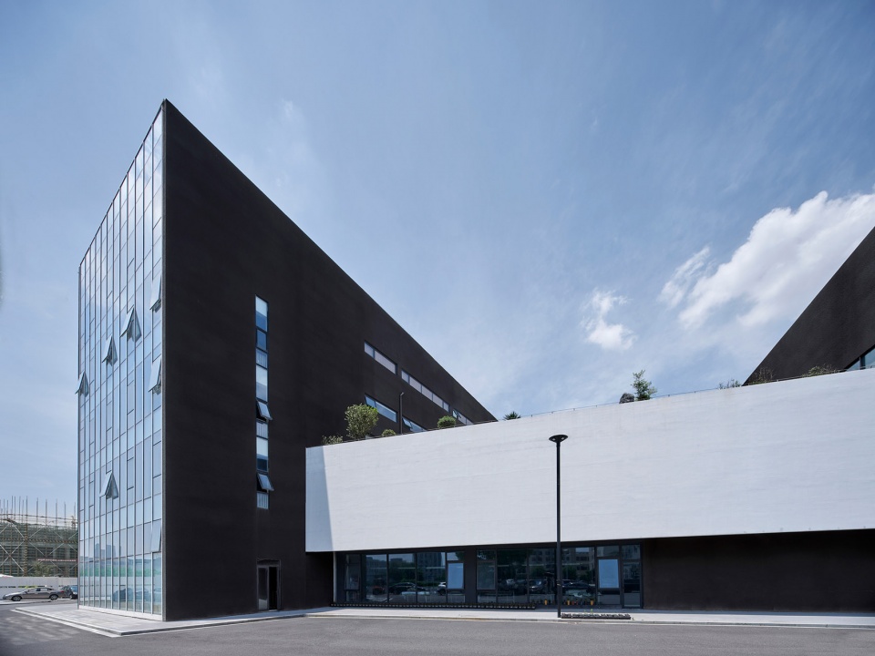 brloote headquarters by greater dog architects