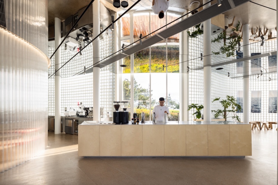 dotcom coffee青岛海边店 Atelier Loong