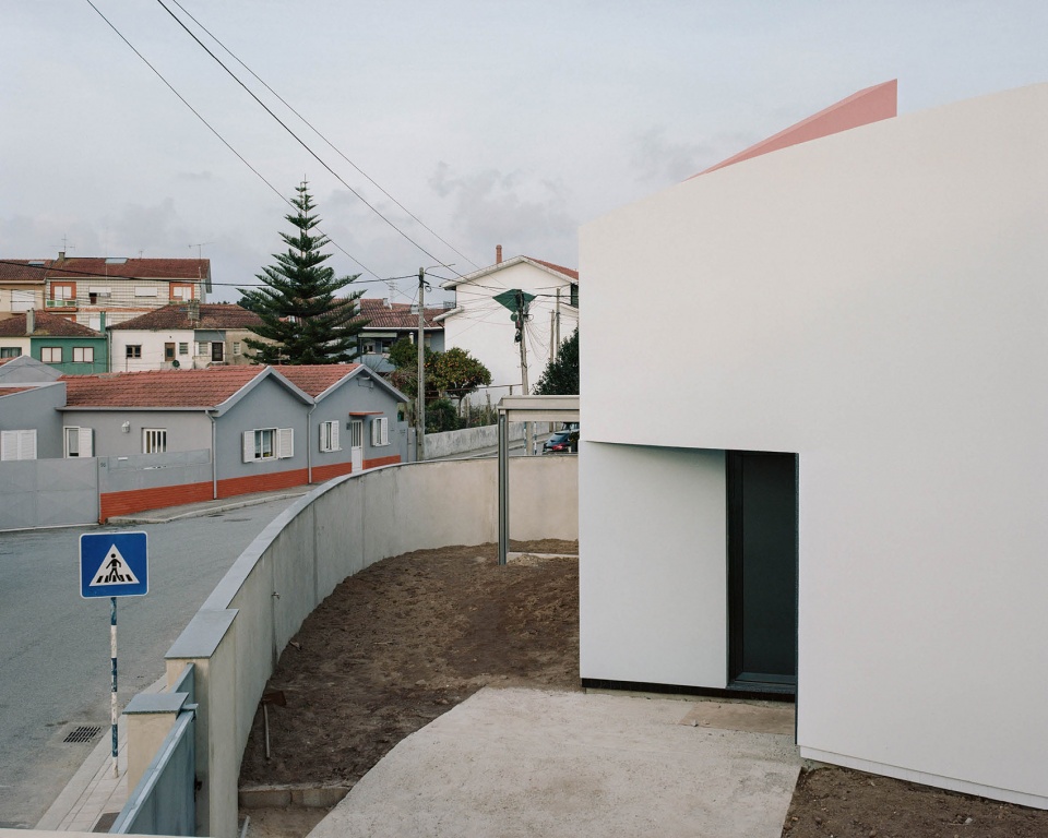 house within three gestures by fala atelier