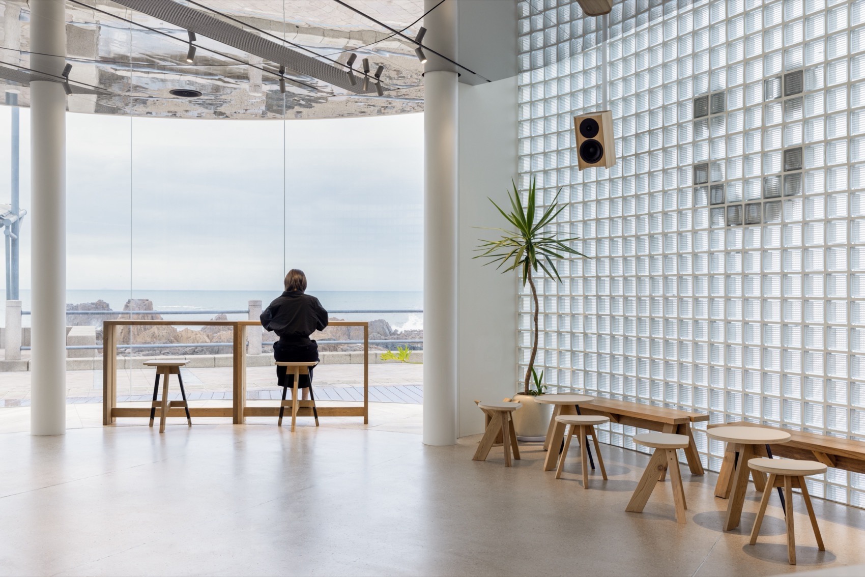Dotcom Coffee by Atelier LOONG - 谷德设计网