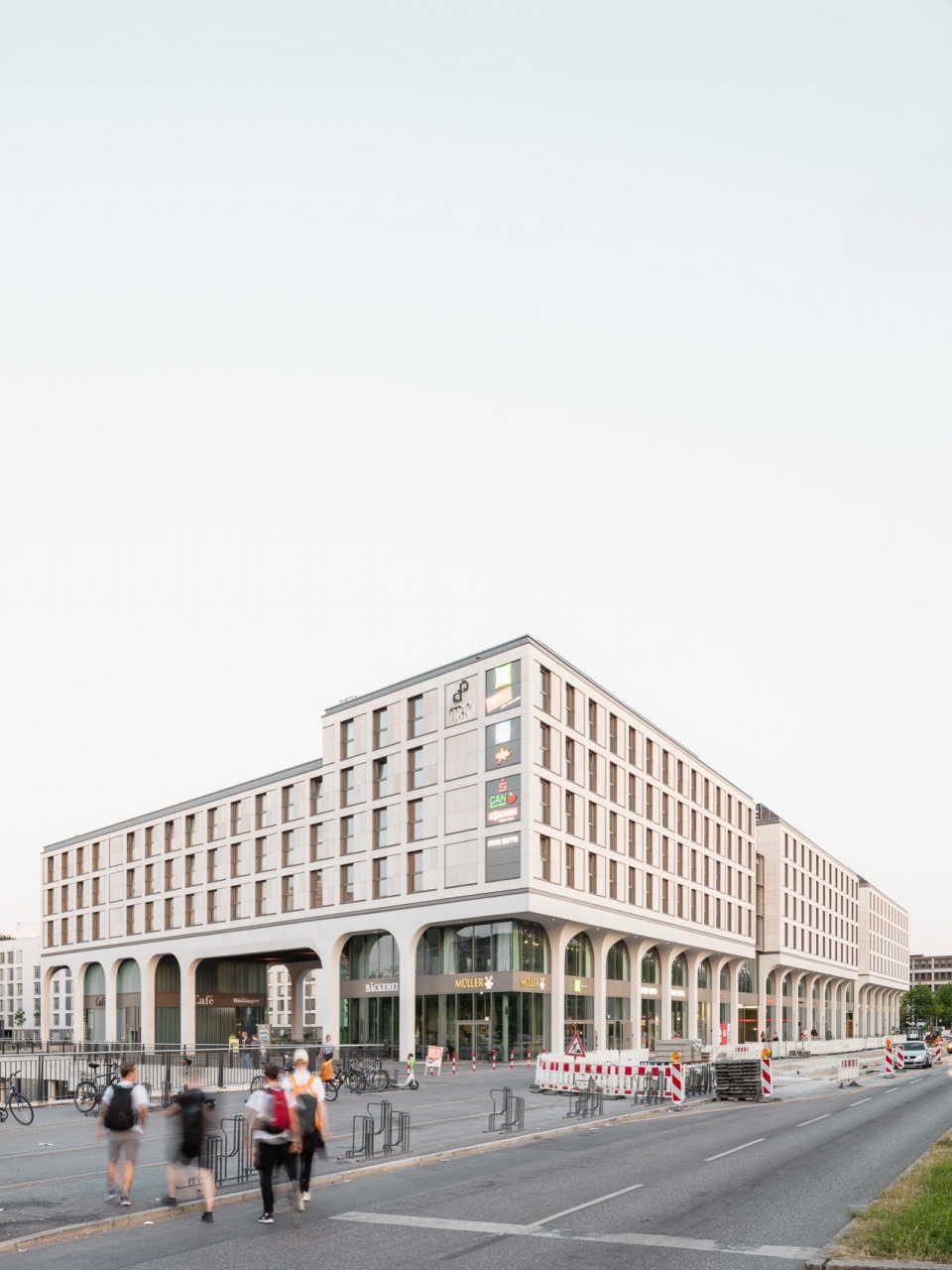 perlach plaza by alleswirdgut