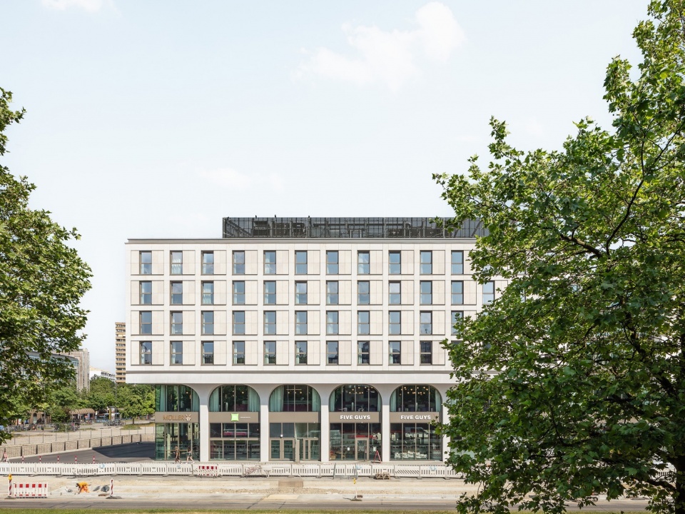 perlach plaza by alleswirdgut