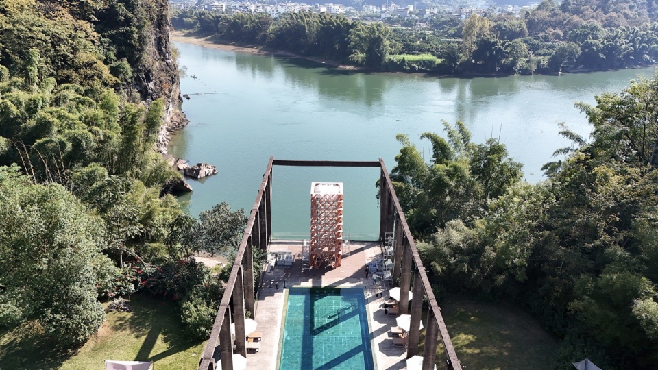 . 漓江畔露台上的叠凳火塔 Wood Lace Tower by the riverbank of Li River ©阳朔糖舍
