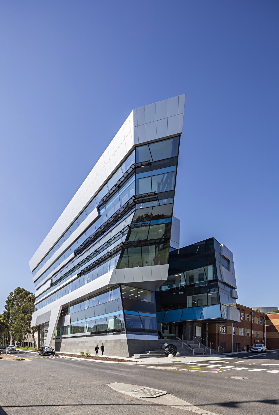 deakin university specialised indoor exercise and sport science teaching building by ds architects