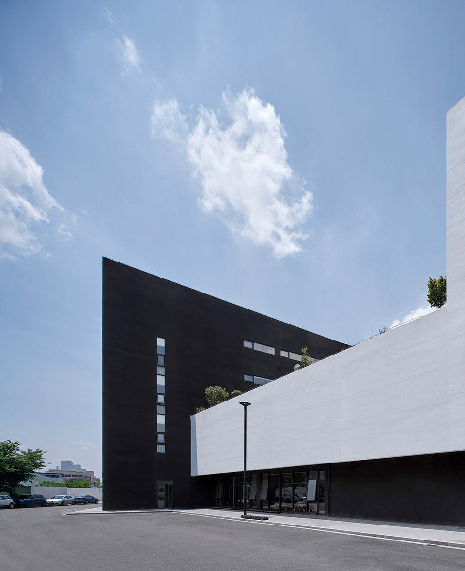brloote headquarters by greater dog architects