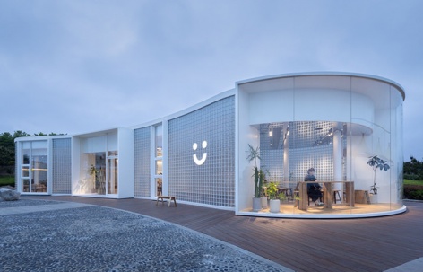 Dotcom Coffee青岛海边店 / Atelier LOONG