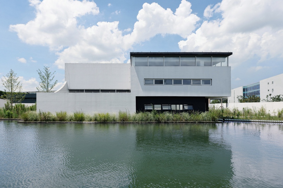 brloote headquarters by greater dog architects