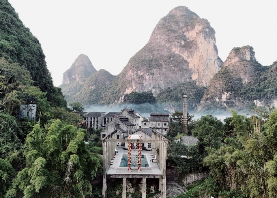 . 山脚下的阳朔糖舍度假酒店与叠凳火塔 Yangshuo Sugar House and Wood Lace Tower at the foot of mountain ©Paul Zhong.jpg