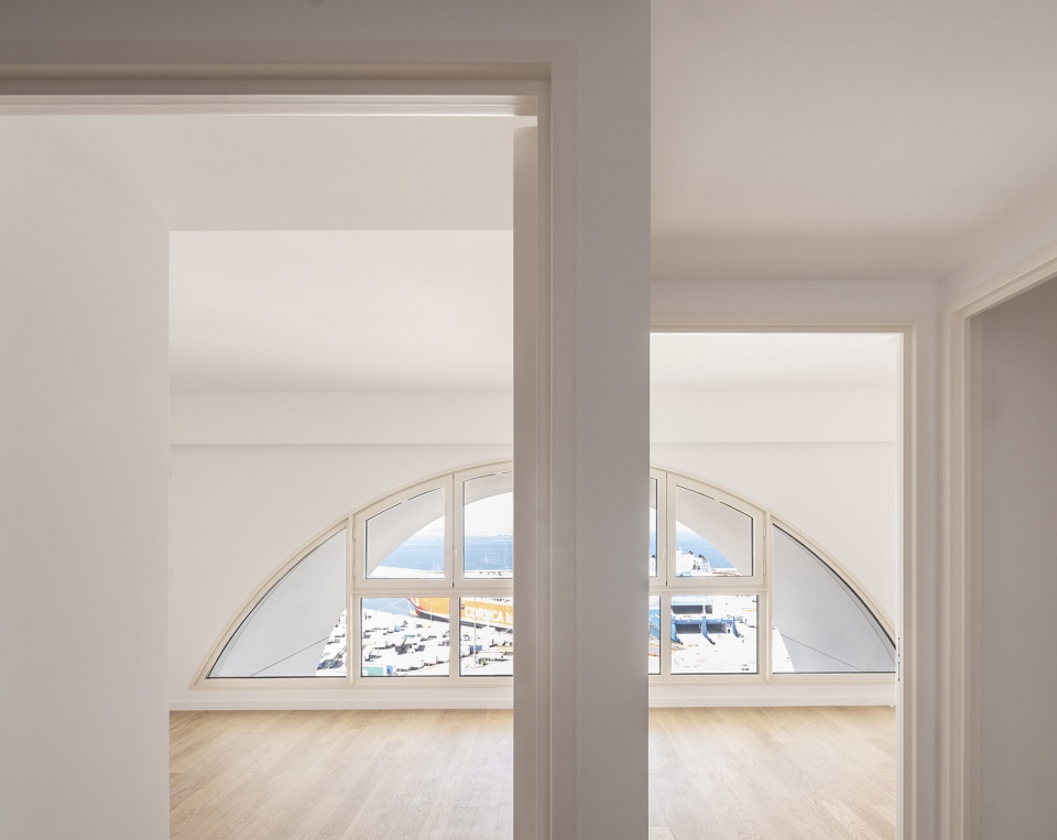 la porte bleue by pietriarchitectes