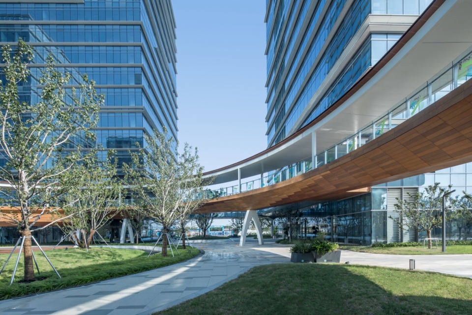 环形廊桥底层人视图 ©张超 sipurd modern service industrial park by re studio