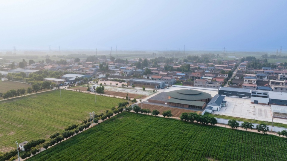东南向鸟瞰 © 金伟琦 prepared rehmannia root crafts exhibition hall by luo studio