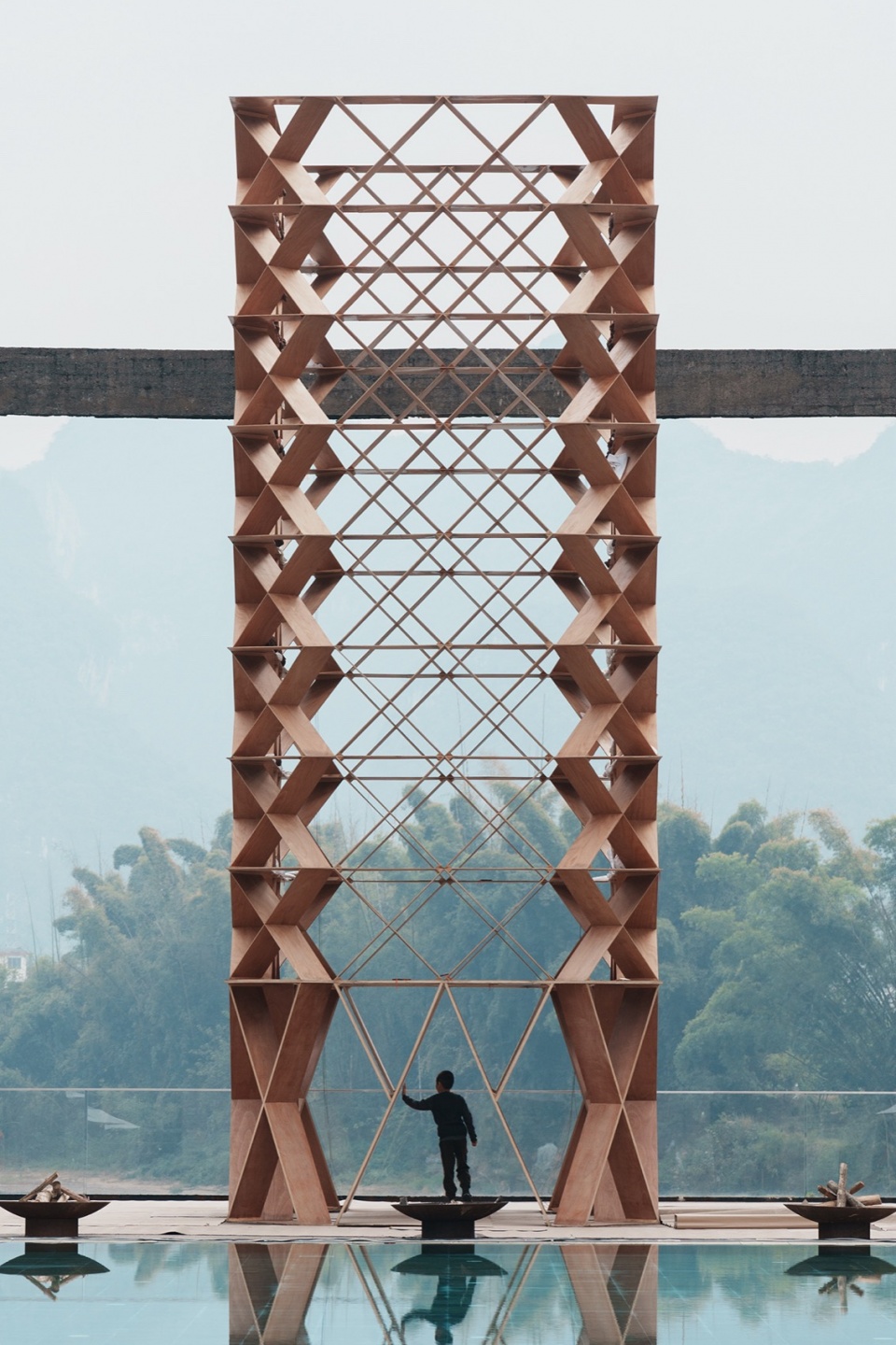 . 儿童与火塔 child with the Tower ©何俊杰