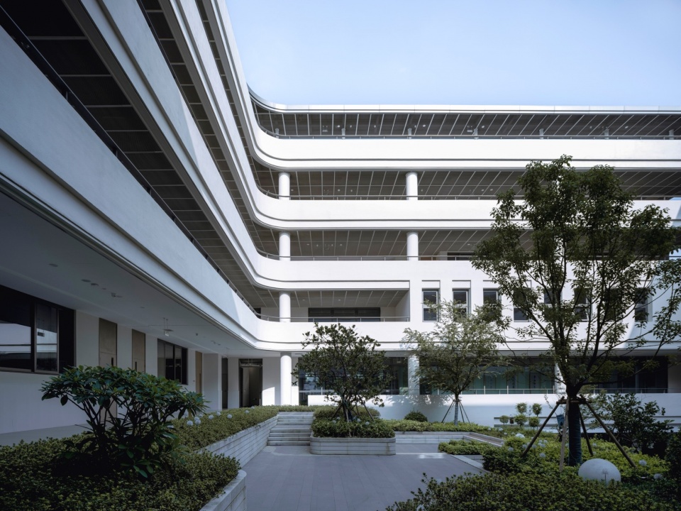 大关小学祥符校区 实景照 教学楼庭院场景 ©刘国威