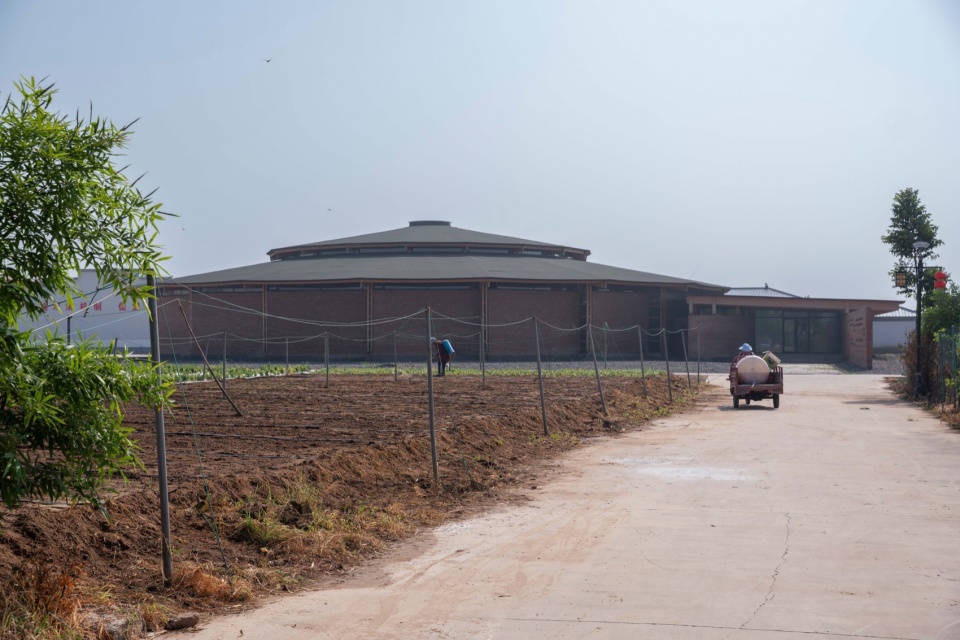 西面路口 © 金伟琦 prepared rehmannia root crafts exhibition hall by luo studio