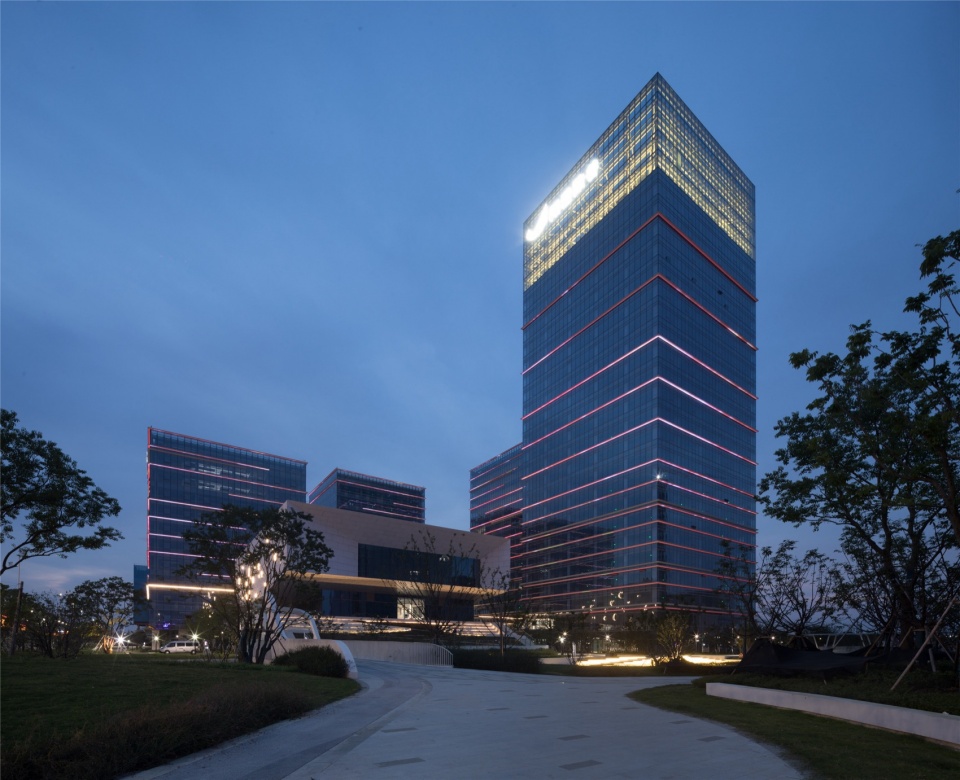 西地块塔楼夜景 ©张超 sipurd modern service industrial park by re studio