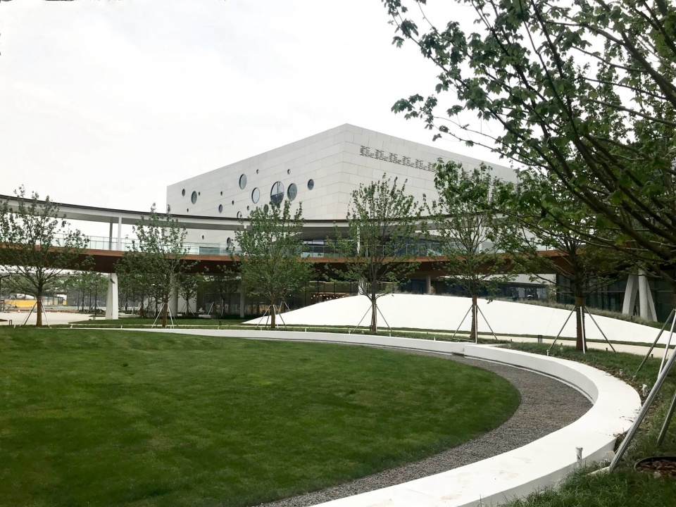 从环廊一侧看向展示中心 ©re studio重塑设计(启迪设计北京分公司) sipurd modern service industrial park by re studio