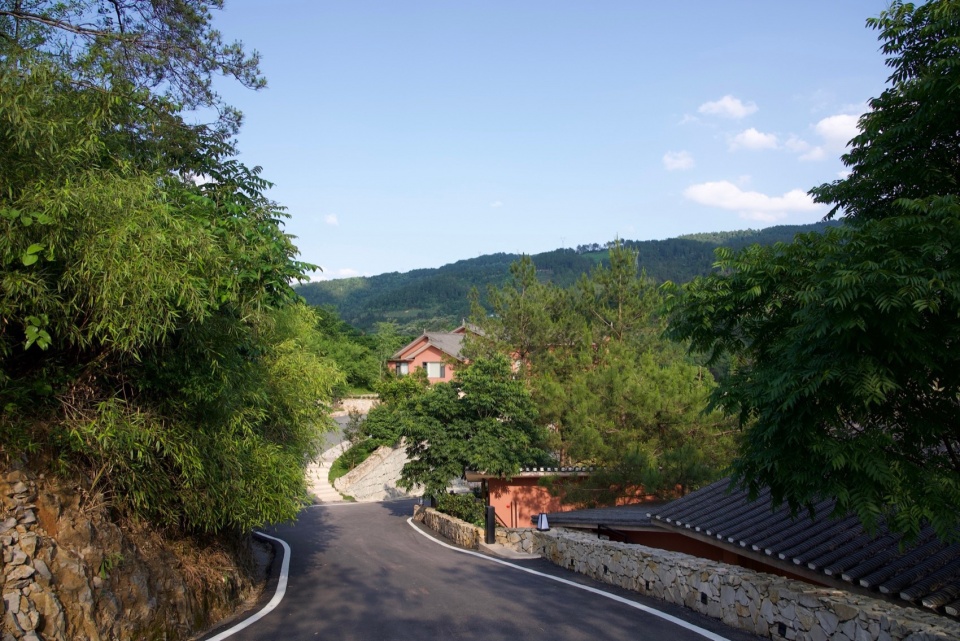 .沿山道布局的客房隐入林中Rooms Hidden Among the Trees Along Mountain Trails