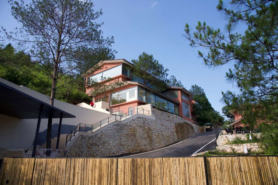 .架在石头墙上的餐厅和客房Restaurant and Rooms Perched on Stone Walls