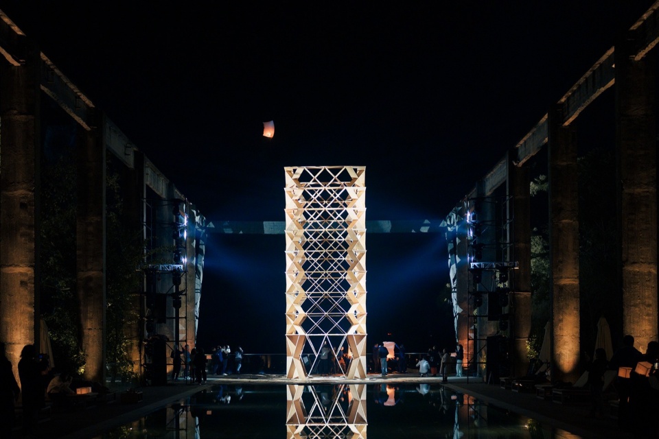 . 叠凳火塔夜景 Wood Lace Tower night view ©何俊杰