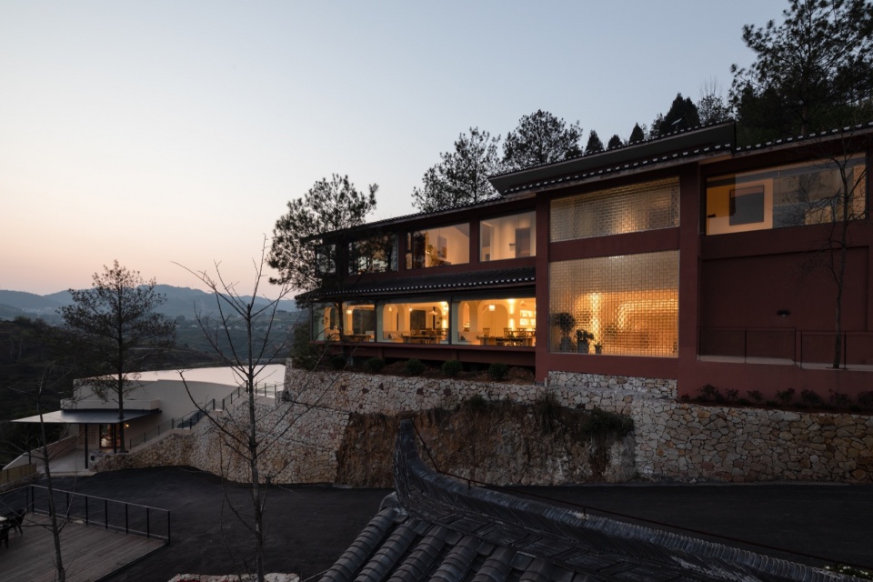 .夕阳下的餐厅和泳池Restaurant and Pool in the Sunset