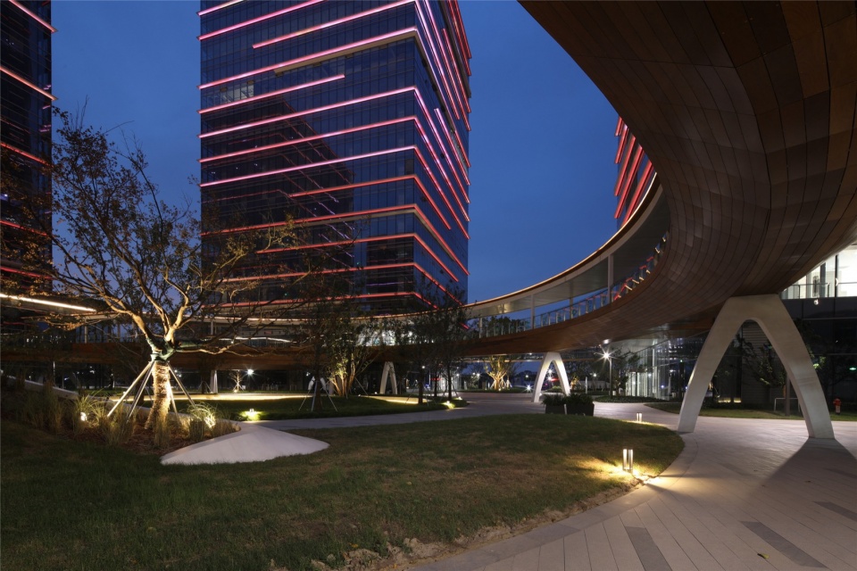 环廊下夜景人视图 ©张超 sipurd modern service industrial park by re studio