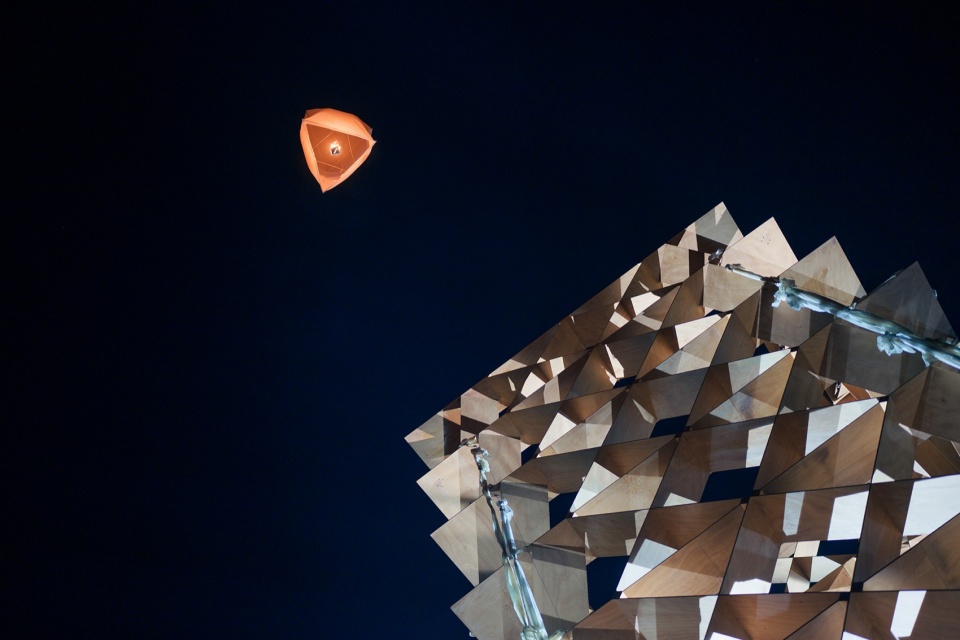 . 火塔与孔明灯 Tower and traditional Chinses sky lanterns ©何俊杰