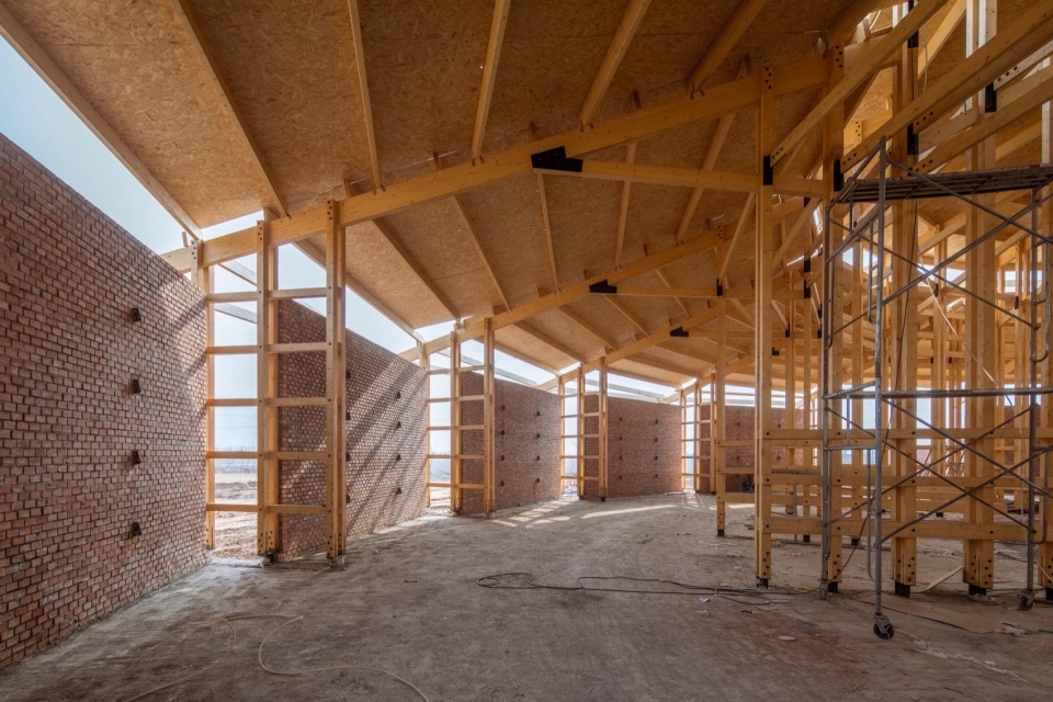 屋架施工中 © 金伟琦 prepared rehmannia root crafts exhibition hall by luo studio