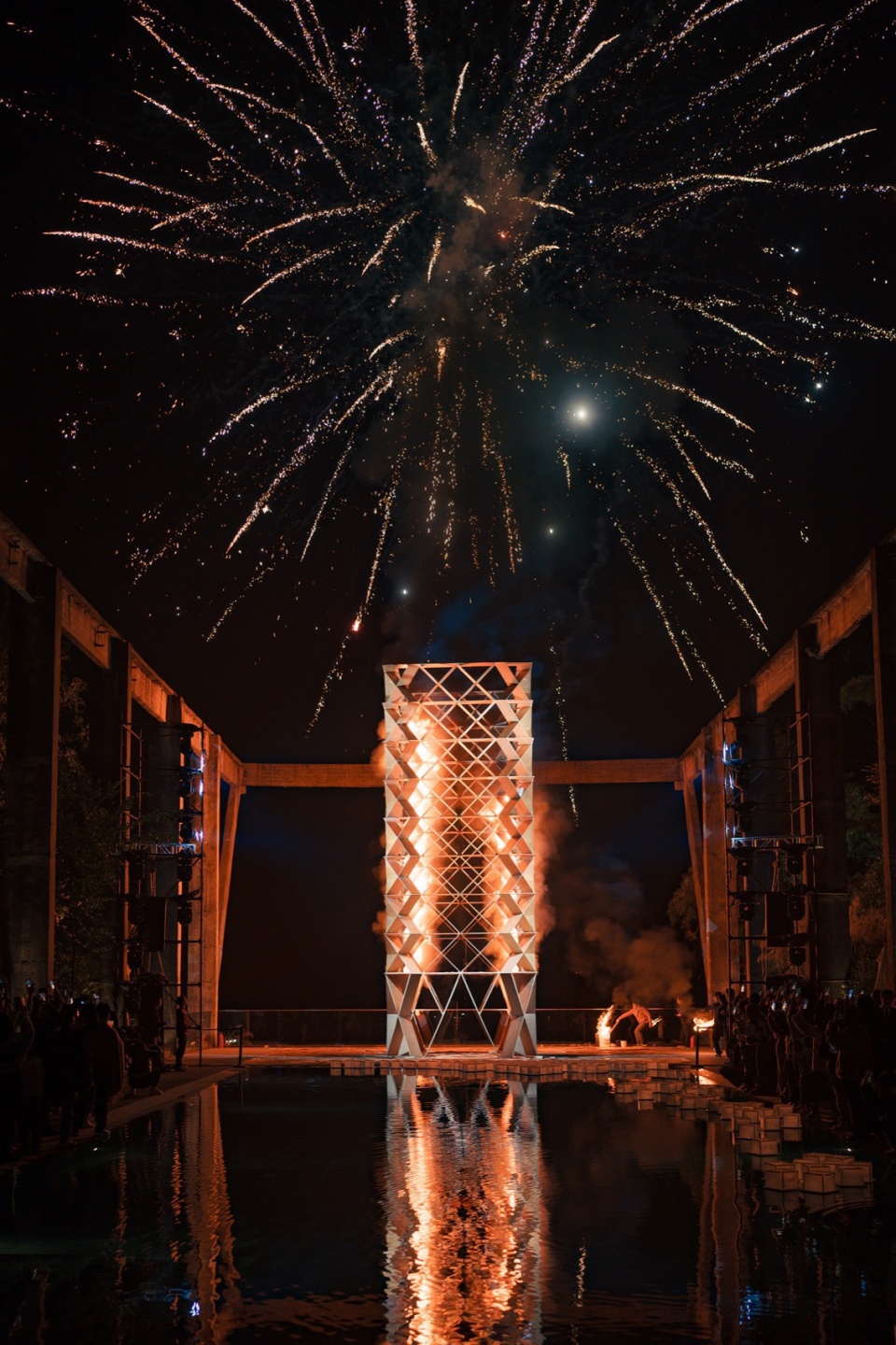 . 火塔在2023年的最后一秒被点燃 The Tower was lit at the last second in 2023 ©何俊杰