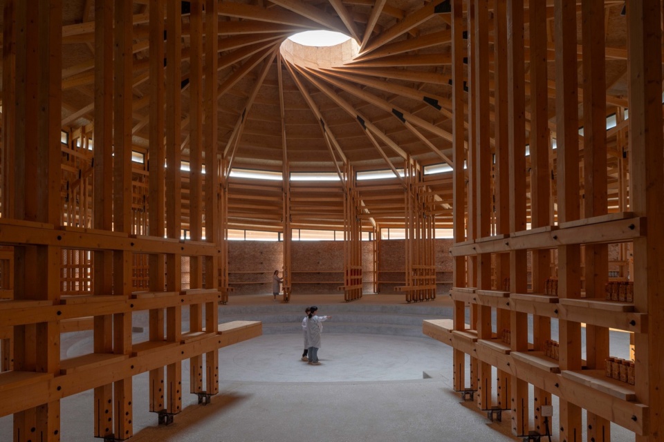 圆中心在交谈的工人 © 金伟琦 prepared rehmannia root crafts exhibition hall by luo studio