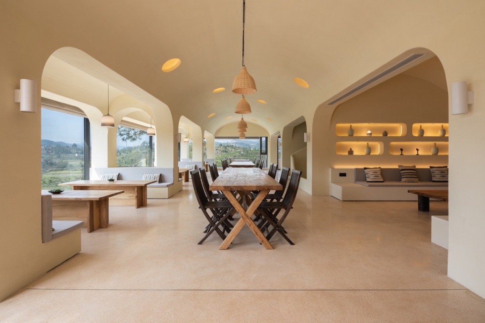 .连续通透拱形的用餐空间Continuous Translucent Arched Dining Space