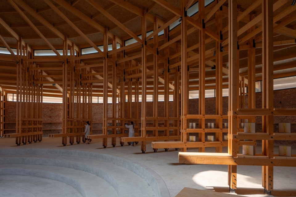 摆有熟地产品的展架 © 金伟琦 prepared rehmannia root crafts exhibition hall by luo studio