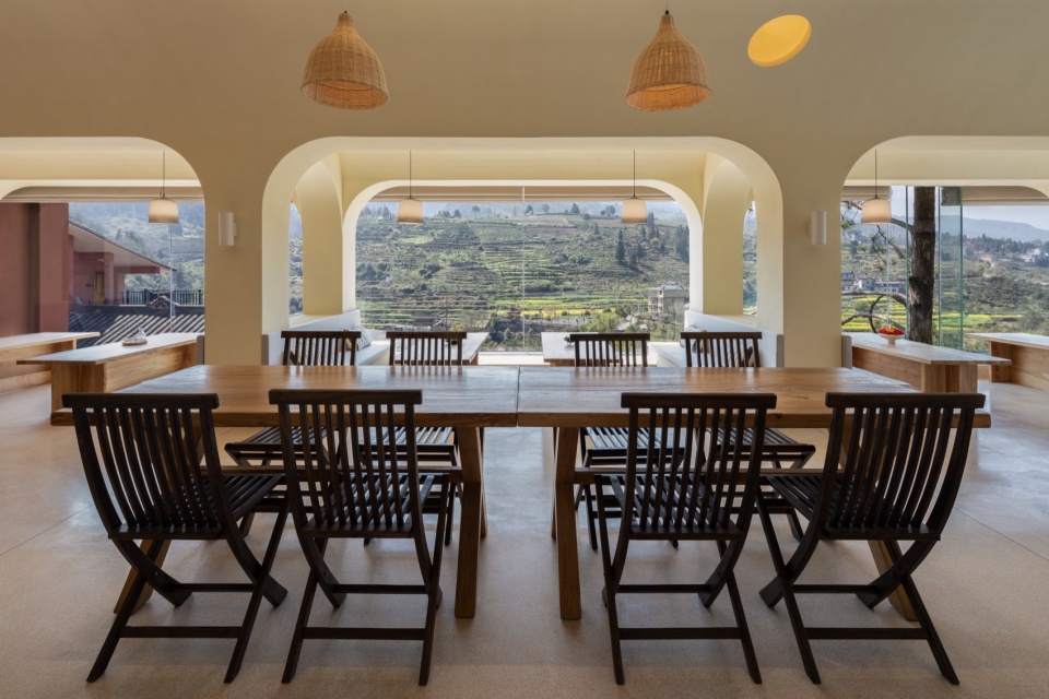 .大玻璃面可看对面茶山Glass Window Frames the Views of the Opposite Tea Mountains
