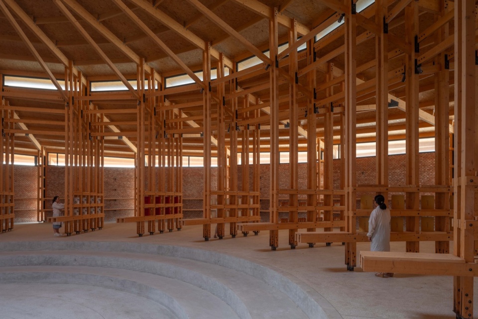圆形座台上看展架 © 金伟琦 prepared rehmannia root crafts exhibition hall by luo studio