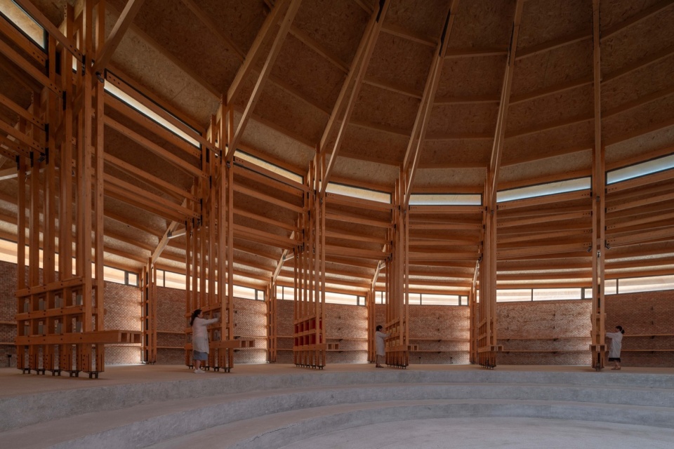 货架与工人 © 金伟琦 prepared rehmannia root crafts exhibition hall by luo studio