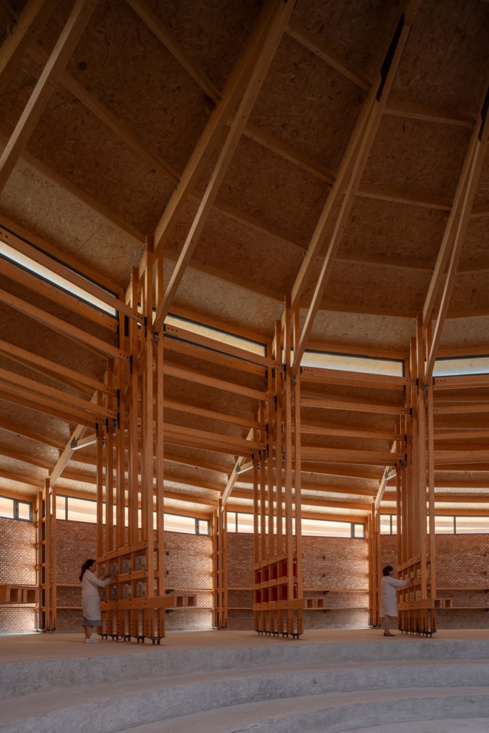 产业工人在摆放产品 © 金伟琦 prepared rehmannia root crafts exhibition hall by luo studio