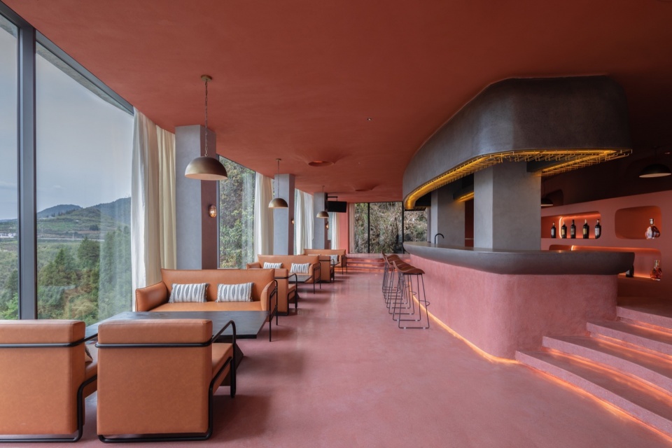 .酒吧空间融入了红岩洞穴元素Bar Space Infused with Red Rock Cave Elements