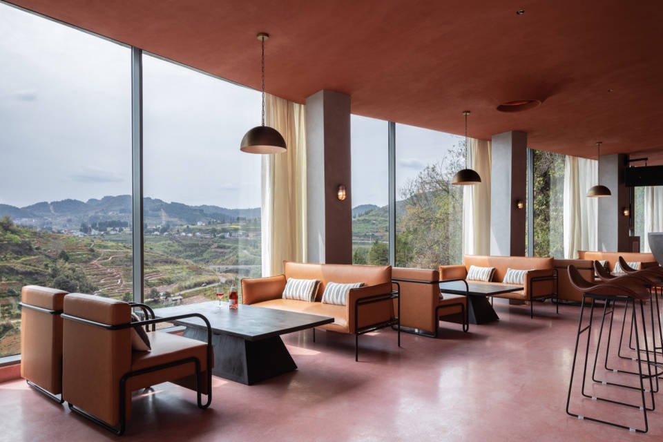 .酒吧大面积开窗将远山纳入空间Bar with Extensive Windows Framing Distant Mountains