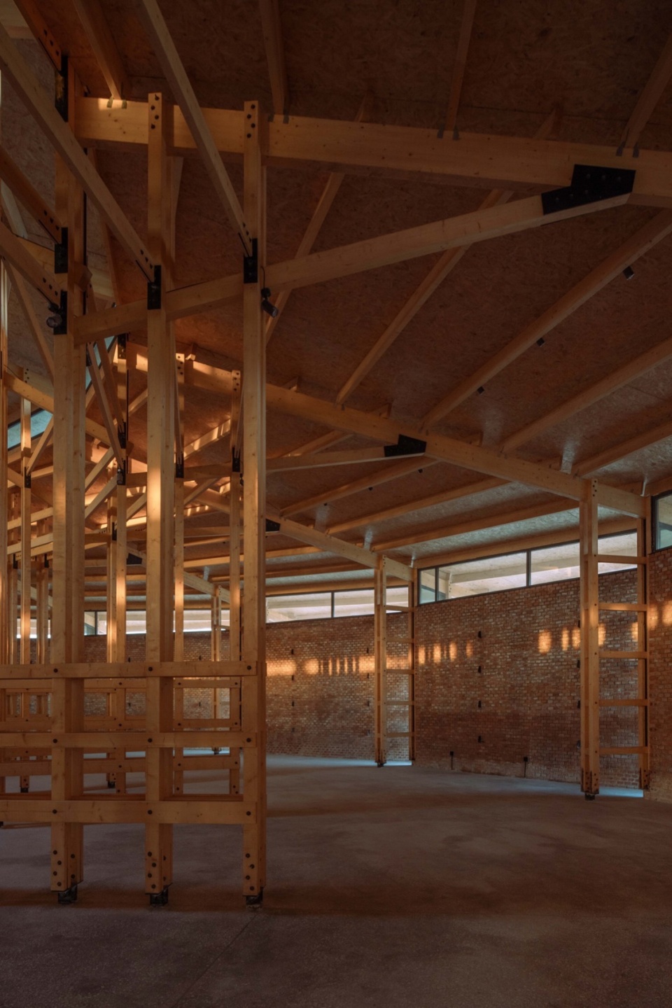 夕阳的展廊 © 金伟琦 prepared rehmannia root crafts exhibition hall by luo studio