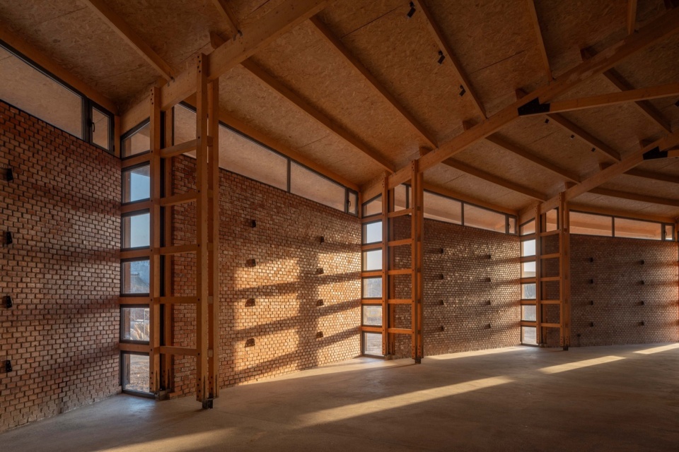 外围护墙缝间的光 © 金伟琦 prepared rehmannia root crafts exhibition hall by luo studio
