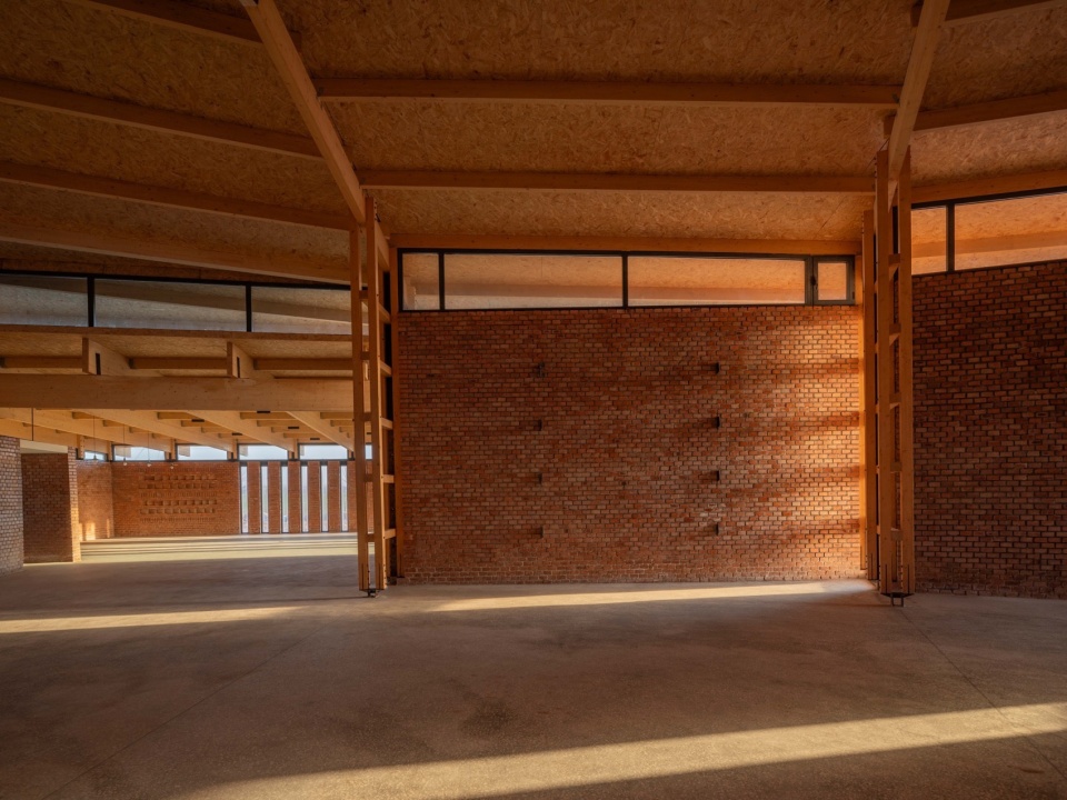 仅靠前厅的展墙 © 金伟琦 prepared rehmannia root crafts exhibition hall by luo studio